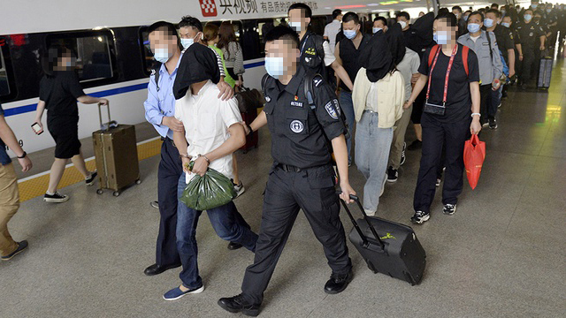 被上海警方带走